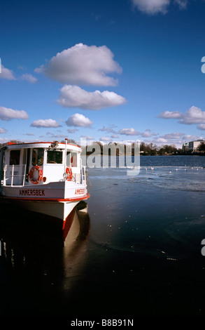 Feb 17, 2009 - Alster steamboat Ammersbek attraccate al molo Jungerfernstieg sul Alster interno nella città tedesca di Amburgo. Foto Stock