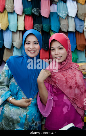 Malay seta malese shopping mall donna donne musulmane moda muslimah vendendo la vendita di liquidazione femmina shopping moderno shopper Foto Stock