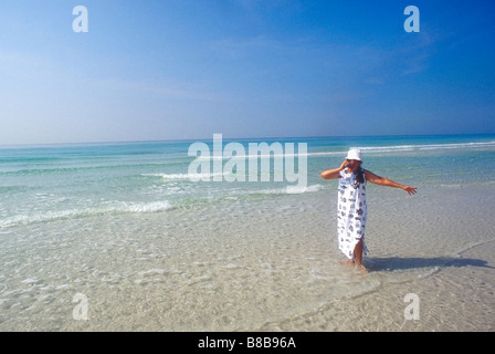 Camminare e parlare Foto Stock