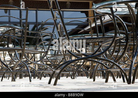 Cafe sedie in metallo composizione. Foto Stock