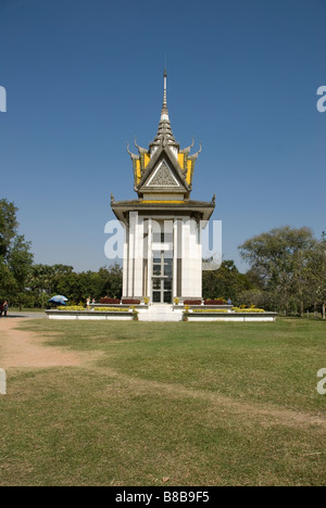 Memorial santuario di teschi e le ossa delle vittime di Pol Pot e il regime maoista, Choeung Ek Killing Fields Cambogia Foto Stock