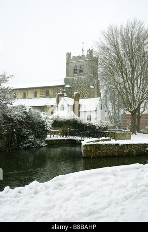 La Chiesa di Santa Croce e San Lorenzo e vicarage in snow prese febbraio Waltham Abbey Essex REGNO UNITO Foto Stock