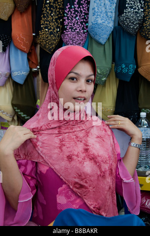 Malaysia donna moslim fazzoletto moslima turbante sciarpa Jalan Masjid India Jalam Tuanku Abdul Rahman musulmani indiani quartiere arabo Foto Stock