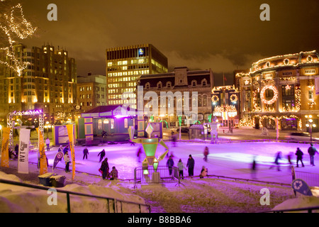 Persone pattinaggio sul ghiaccio di notte, luogo Hydro Québec di fronte teatro Capitole, Winter Carnival, Québec, Canada Foto Stock