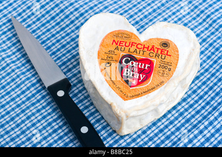 Francese a forma di cuore Neufchatel / Normandy fresco formaggio morbido sul panno di lino. Foto Stock