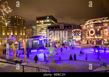 Persone il pattinaggio su ghiaccio al posto Hydro Quebec dirige anche Capitole Theatre Winter Carnival Quebec City in Canada Foto Stock