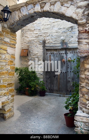 Vecchia casa ingresso ad arco e porta in legno nella parte superiore Lefkara, Cipro del Sud. Foto Stock