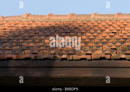 Tetto in tegole clouseup della piccola casa in legno nella parte superiore Lefkara, Cipro del Sud. Foto Stock