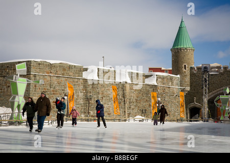 Pattinaggio di persone nei pressi di Porte Saint Jean luogo Hydro Quebec Winter Carnival Québec Canada Foto Stock