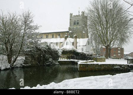 La Chiesa di Santa Croce e San Lorenzo e vicarage in snow prese febbraio Waltham Abbey Essex REGNO UNITO Foto Stock
