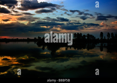 Lago al crepuscolo Foto Stock