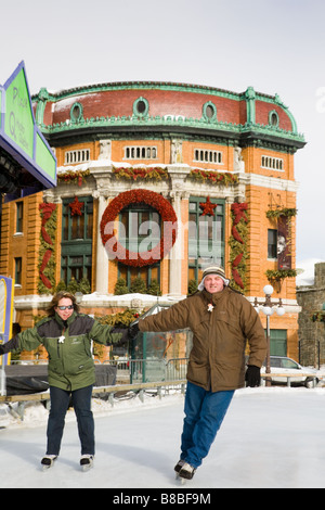 Giovane pattinaggio luogo Hydro Quebec Winter Carnival Quebec con Le Capitole Theatre dietro Foto Stock