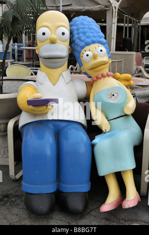 Sculture a grandezza naturale della televisione popolari personaggi dei cartoni animati Homer e Marge Simpson Foto Stock