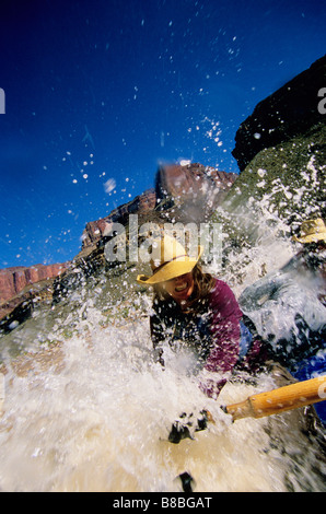 Kristine Parker righe attraverso la roccia veloce sul Fiume Colorado nel Grand Canyon National Park, Arizona Foto Stock