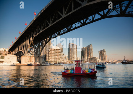 Con un taxi acqueo in False Creek sotto il ponte di Granville Vancouver British Columbia Canada Foto Stock