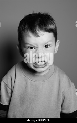 FV5498, Brian estati; B/W Boy espressione arrabbiato Foto Stock