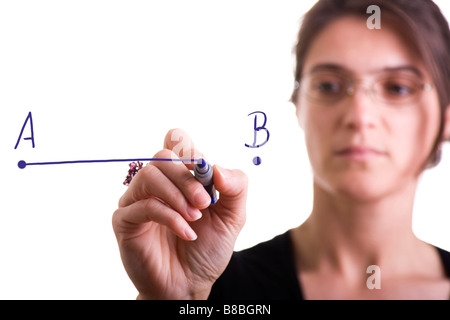 La donna il disegno di una linea dal punto A al punto B il fuoco selettivo Foto Stock