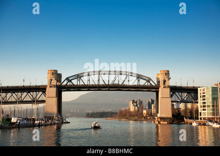 Con un taxi acqueo in False Creek sotto il Burrard Street Bridge, Vancouver, British Columbia, Canada Foto Stock