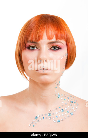Bella faccia di un redhead ragazza caucasica con mare occhi blu e strass isolato Foto Stock