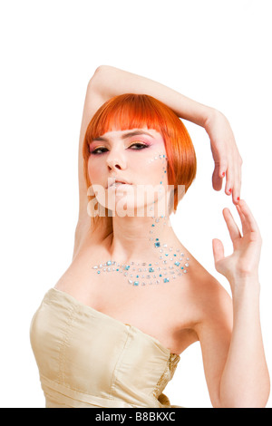 Bella rossa ragazza caucasica con strass e braccia attorno alla sua testa isolata Foto Stock