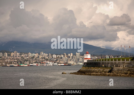 Brockton Point Lighthouse a Stanley Park e la North Shore Mountains, Vancouver, British Columbia, Canada Foto Stock
