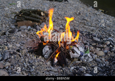 Un bel fuoco ardente al di fuori Foto Stock