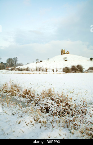 Vista del Burrow Mump nella neve. Foto Stock