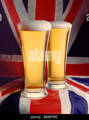 Lager bicchieri in Unione Britannica Bandiera Foto Stock