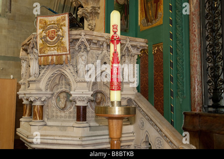 Cero pasquale di fronte ornato puplit anglicana di Tutti i santi della chiesa alta, Cheltenham Regno Unito Foto Stock