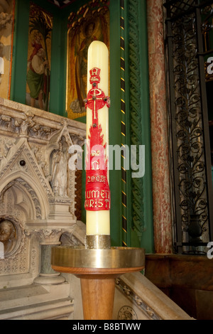 Cero pasquale nella parte anteriore del pulpito ornato anglicana di Tutti i santi della chiesa alta, Cheltenham Regno Unito Foto Stock