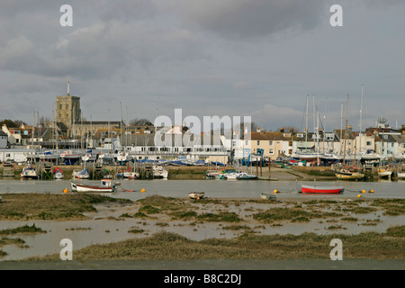 Shoreham-da-mare visto attraverso il fiume Adur. Foto Stock