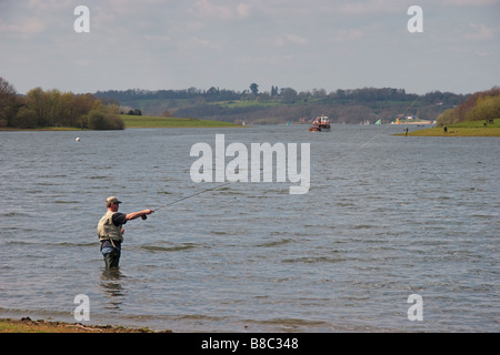 La pesca con la mosca in acqua Bewl nel weald of Kent Foto Stock