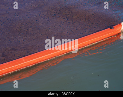 Olio grezzo da fuoriuscite di trattenuto dal braccio Foto Stock