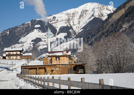 Vale la pena di Austria UE gennaio inceneritore con trucioli di legno per produrre riscaldamento domestico Foto Stock