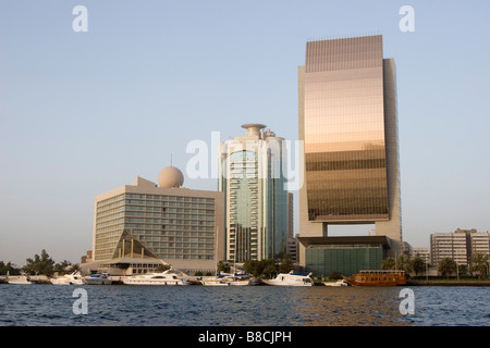 Dubai, UAE, bella vista sul lungomare di Deira sullo skyline al tramonto sul Dubai Creek, il bronzo lucente. Foto Stock
