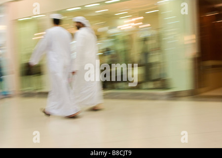 Dubai, UAE, due uomini tradizionalmente condita in dishdashs e gutras, vesti bianche e copricapo. Foto Stock