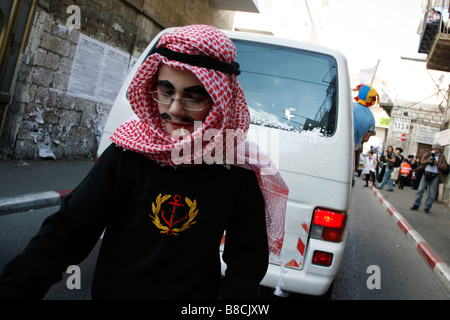 Giovane ragazzo israeliano vestito come un Arabo per celebrare la festa di Purim, una religiosa ebraica festival in Gerusalemme. Foto Stock