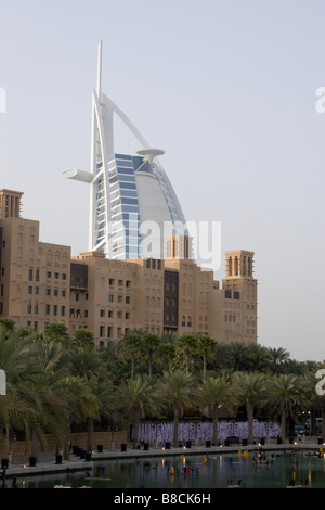 Dubai, UAE, famosa in tutto il mondo il Burj Al Arab Hotel visto oltre il vecchio windtowers Foto Stock