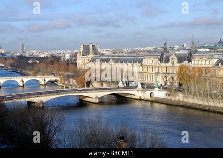 Le Louvre la Senna a Parigi Francia Foto Stock