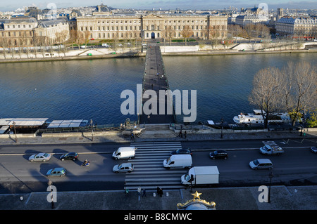 Le Louvre le pont des Arts Parigi Francia Foto Stock