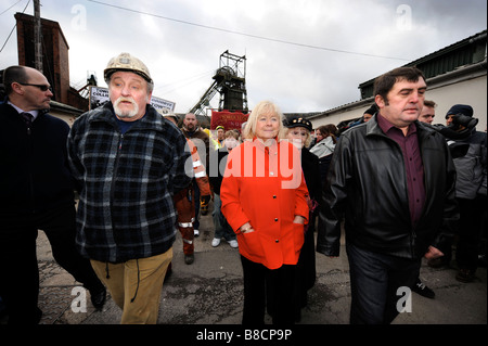 DAI DAVIES CH NUM lasciata bianca cappello e Kevin Williams SEC NUM DESTRA PORTANO IL MARZO lontano dal tower COLLIERY IN HIRWAUN S GALLES Foto Stock