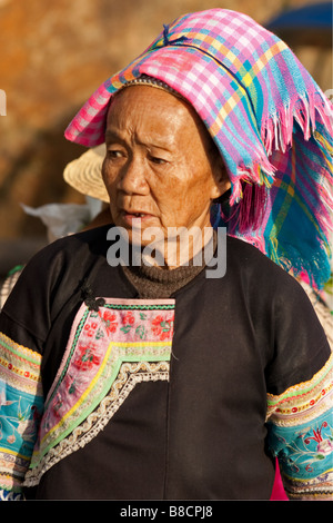 Vecchio Yi tribeswoman in Yuanyuang, Yunnan, Cina Foto Stock