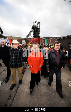 DAI DAVIES CH NUM lasciata bianca cappello e Kevin Williams SEC NUM DESTRA PORTANO IL MARZO lontano dal tower COLLIERY IN HIRWAUN S GALLES Foto Stock