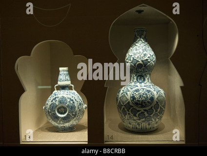 La dinastia Ming pallone di porcellana e una bottiglia con il blu cobalto del decoro a shah 'Abbas mostra presso il British Museum di Londra Foto Stock