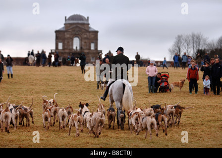 Il capitano IAN FARQUHAR MASTER CONGIUNTO DEL BEAUFORT caccia a un boxing day meeting al Worcester lodge vicino a loro BADMINTON CANILI G Foto Stock