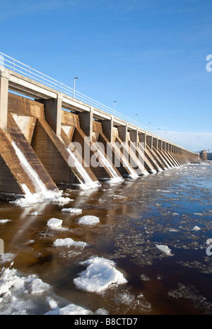 Centrale idroelettrica della diga principale in Merikoski nel fiume Oulujoki Oulu, Finlandia Foto Stock