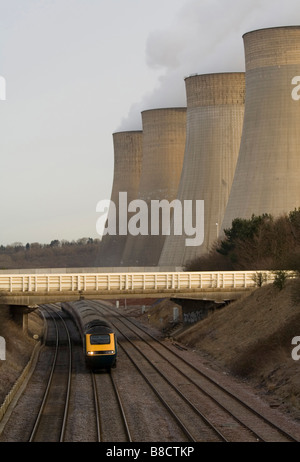 Treno ad alta velocità lasciando EAST MIDLANDS PARKWAY ACCANTO RATCLIIFE SU SOAR POWER STATION TORRI DI RAFFREDDAMENTO Foto Stock