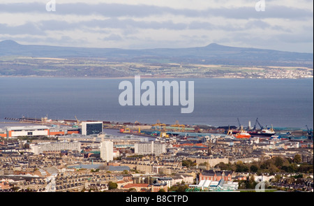 Una vista in elevazione in tutta Edimburgo da Arthurs Seat su Leith Docks con il Firth of Forth E IN BACKGROUND Foto Stock