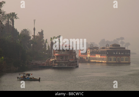 Il Cairo, Egitto. Ristoranti fluttuanti. La mattina presto sul Fiume Nilo dal Corniche nel centro del Cairo. Foto Stock