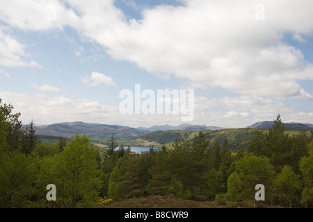 Vista da Contin Rock, cercando sul Loch Achilty, Torrachilty foresta, Contin, Ross-shire, Scozia, Gran Bretagna. Foto Stock